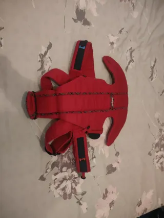 Mochila portabebés roja