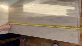 Cama con escritorio, base tapizada  y colchón