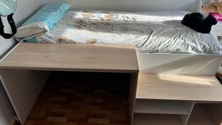 Cama con escritorio, base tapizada  y colchón