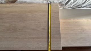 Cama con escritorio, base tapizada  y colchón