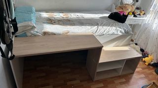 Cama con escritorio, base tapizada  y colchón
