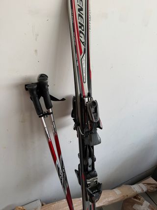 Esquís Volkl nuevos sin usar + palos