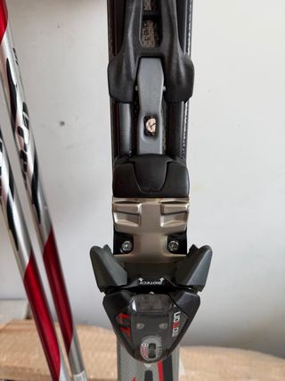 Esquís Volkl nuevos sin usar + palos