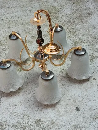 Lámpara de techo dorada y blanca