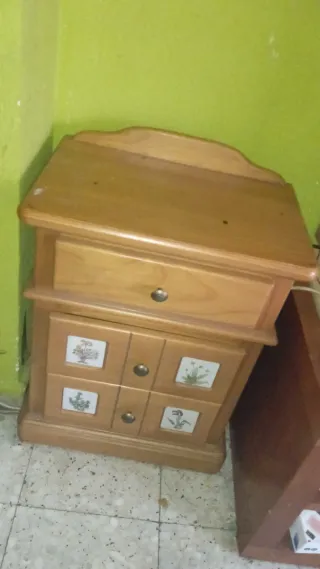 Mesita de noche de madera con detalles cerámicos