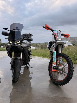 Yamaha Tracer 9GT y KTM EXC 350F