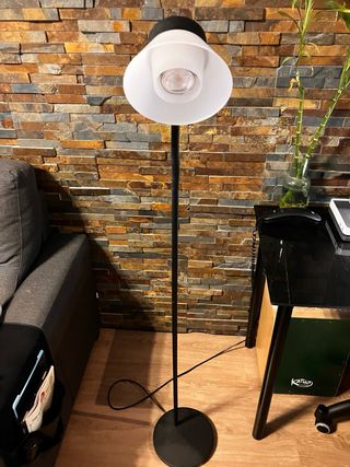 Lámpara de pie moderna negra y blanca