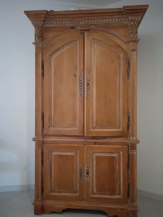 Armario de madera clásico