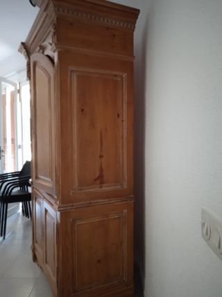 Armario de madera clásico