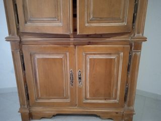 Armario de madera clásico