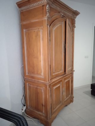 Armario de madera clásico