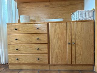 Vitrina de roble americano con puertas de cristal