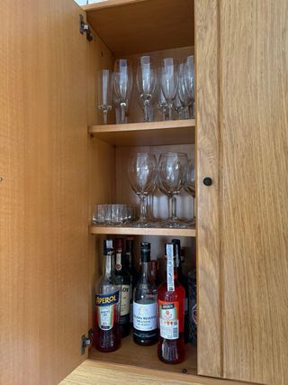 Vitrina de roble americano con puertas de cristal