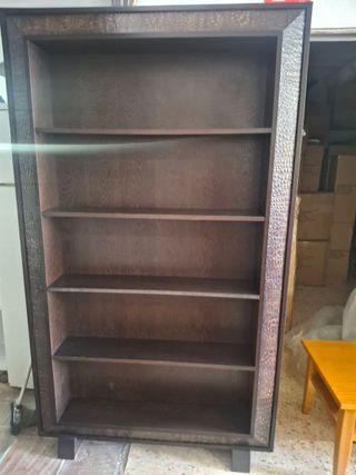 Estantería con detalle de piel de cocodrilo