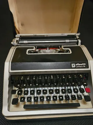 Máquina de escribir Olivetti Lettera DL