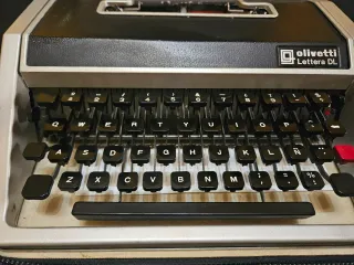 Máquina de escribir Olivetti Lettera DL
