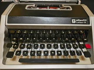 Máquina de escribir Olivetti Lettera DL