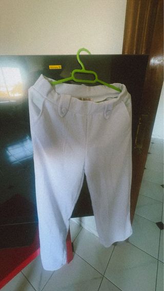 Pantalones blancos de tela de mujer