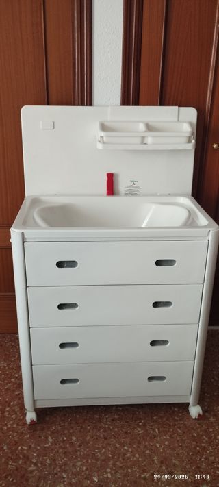 Cómoda con cambiador y bañera