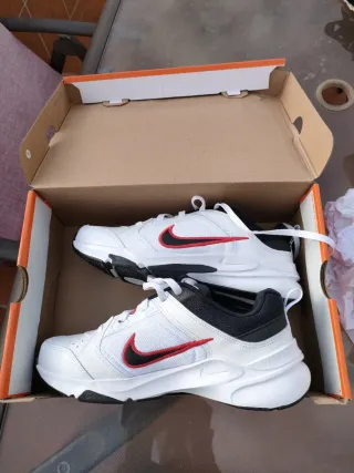 Zapatillas Nike Blancas y Rojas