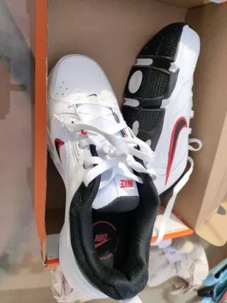 Zapatillas Nike Blancas y Rojas