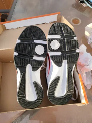 Zapatillas Nike Blancas y Rojas