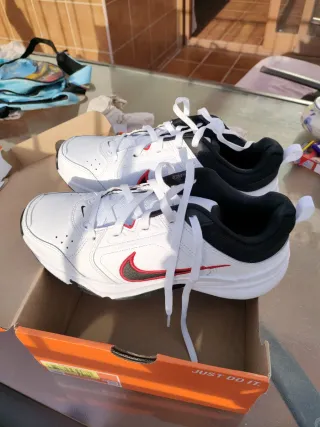 Zapatillas Nike Blancas y Rojas