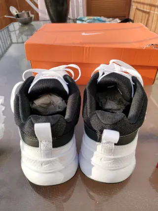 Zapatillas Nike Blancas y Rojas