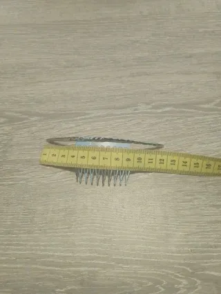 Peineta plateada para el pelo