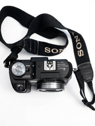 Sony Cyber-shot DSC-V3 7.2MP   Carl Zeiss