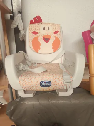 Asiento elevador infantil con diseño de pollo