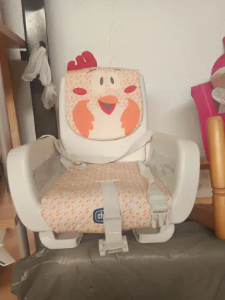 Asiento elevador infantil con diseño de pollo
