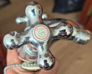 Grifo lavabo/bidé clásico cromado con latiguillos