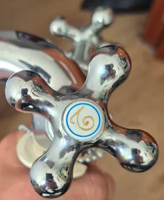 Grifo lavabo/bidé clásico cromado con latiguillos