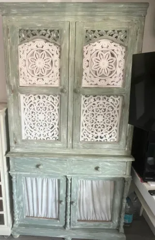 Aparador de madera maciza con puertas talladas