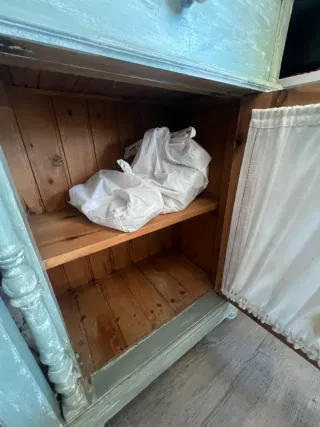 Aparador de madera maciza con puertas talladas