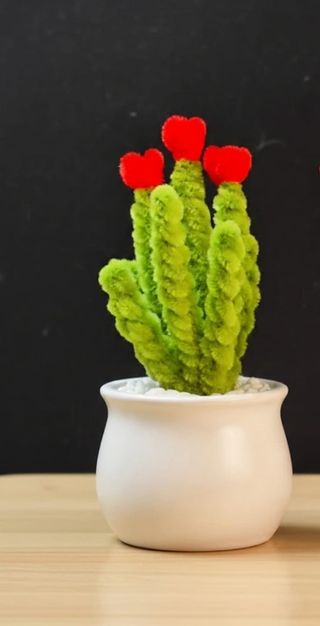 Vasetto decorativo cactus con cuori rossi