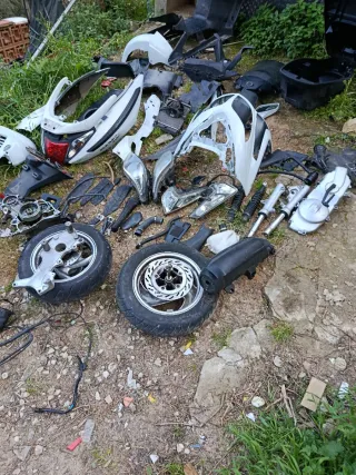 Piezas moto SYM GTS 125 EVO escuchó precio  piezas