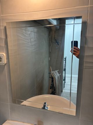 Espejo de baño plateado y transparente