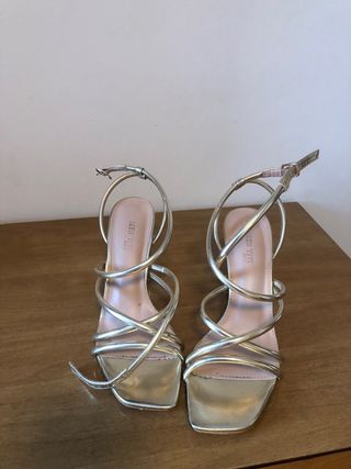 Sandalias de tacón doradas Queen Vivi