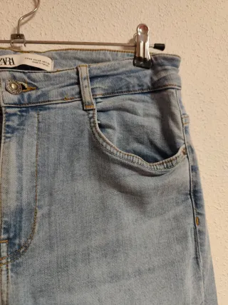Pantalón de campana de chica talla 42 de Zara.