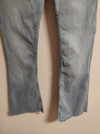Pantalón de campana de chica talla 42 de Zara.