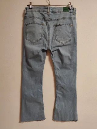 Pantalón de campana de chica talla 42 de Zara.