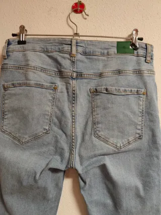 Pantalón de campana de chica talla 42 de Zara.