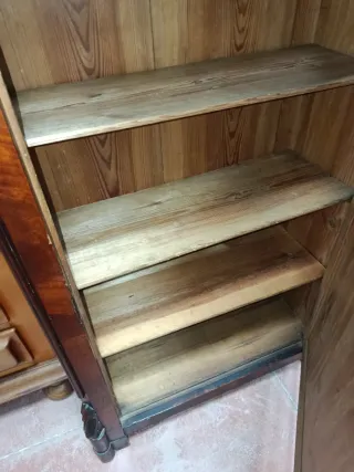 Mueble de madera con cajón y puerta