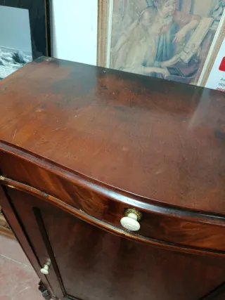 Mueble de madera con cajón y puerta