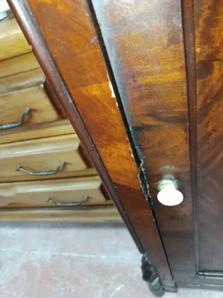 Mueble de madera con cajón y puerta