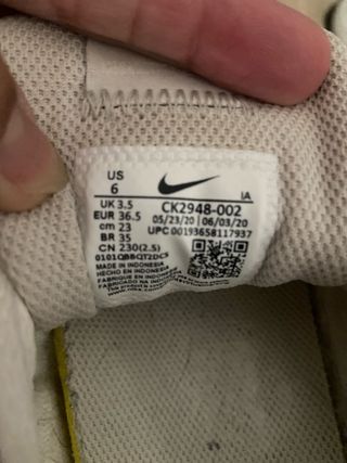 Zapatillas Nike Beige y Blancas