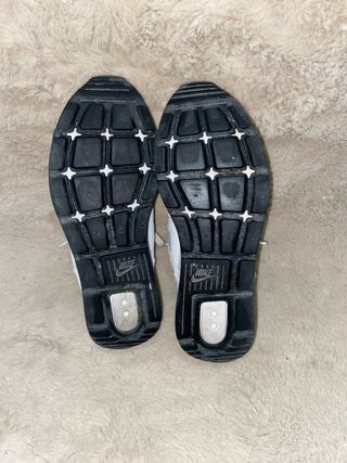 Zapatillas Nike Beige y Blancas