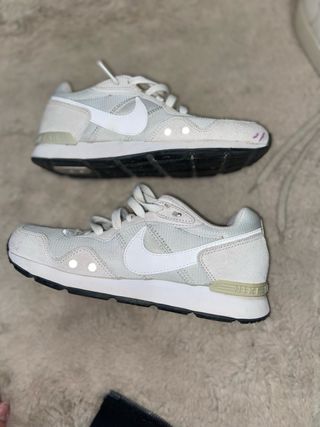 Zapatillas Nike Beige y Blancas